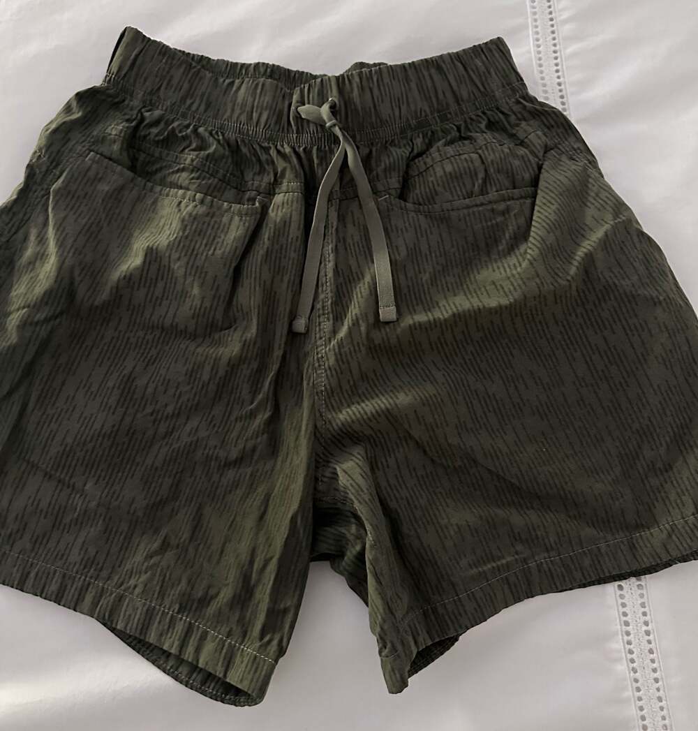 XS Mountain Hardwear Women's Textured Drawstring Athletic Hiking Shorts - Picture 3 of 8